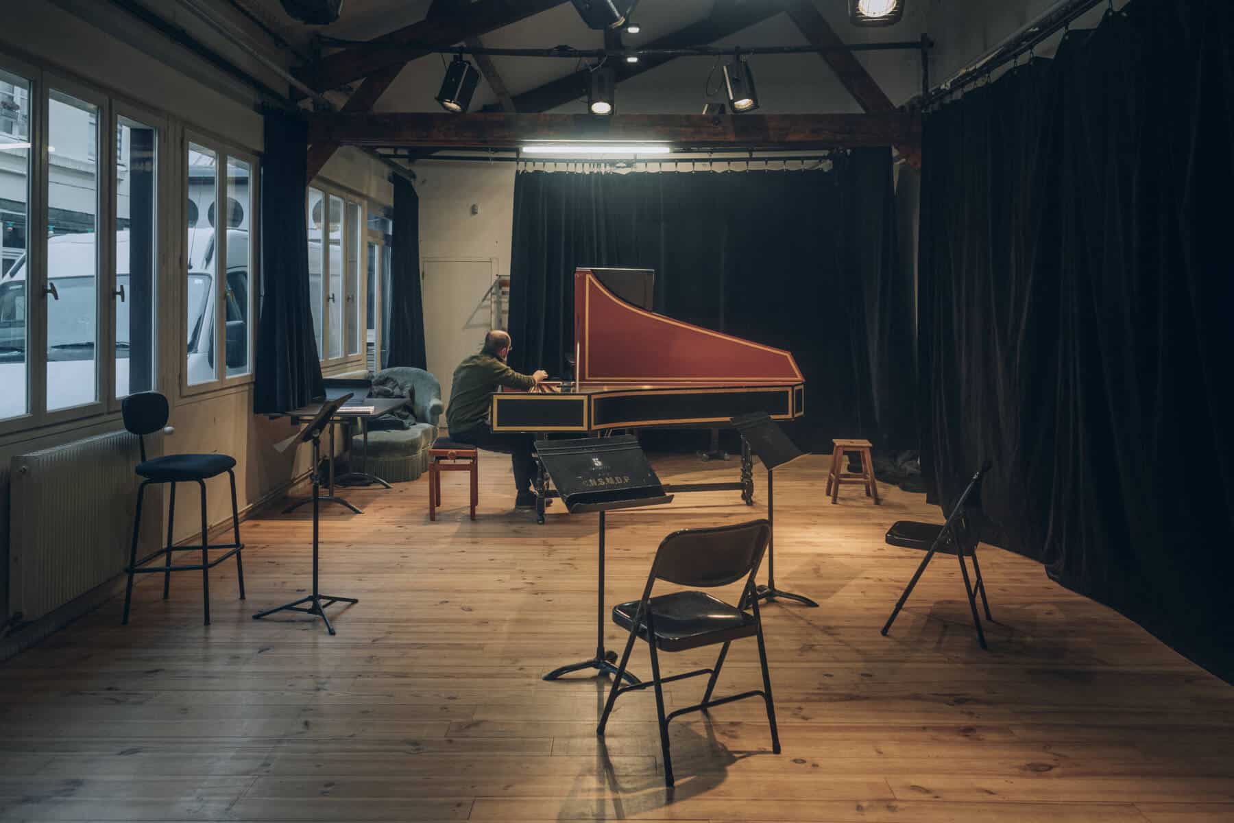Un studio de répétition de l'Arcal, avec pupitres, clavecin, chaises, et parquet