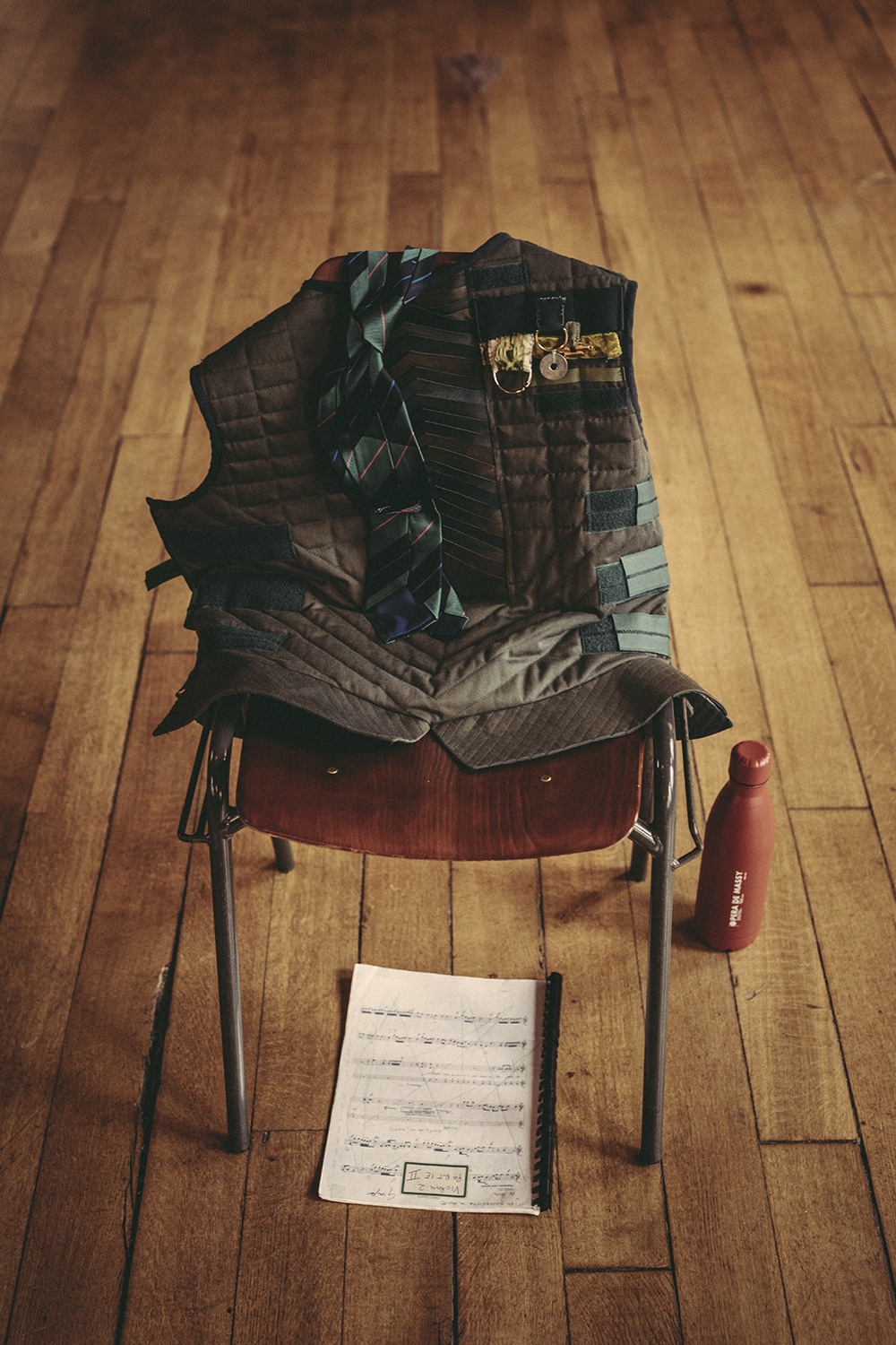 Un élément de costumes déposés sur une chaise d'école, de l'opéra Chimène, faire entendre sa voix