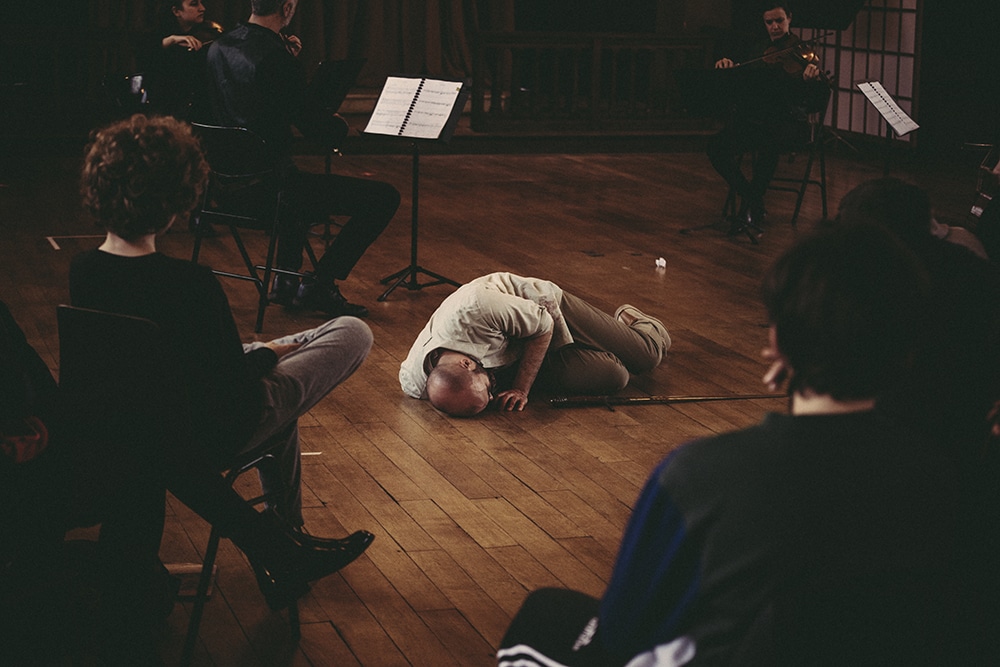 Le chanteur Benoît Rameau incarne le Cid, effondré par terre, après avoir tué le père de Chimène.