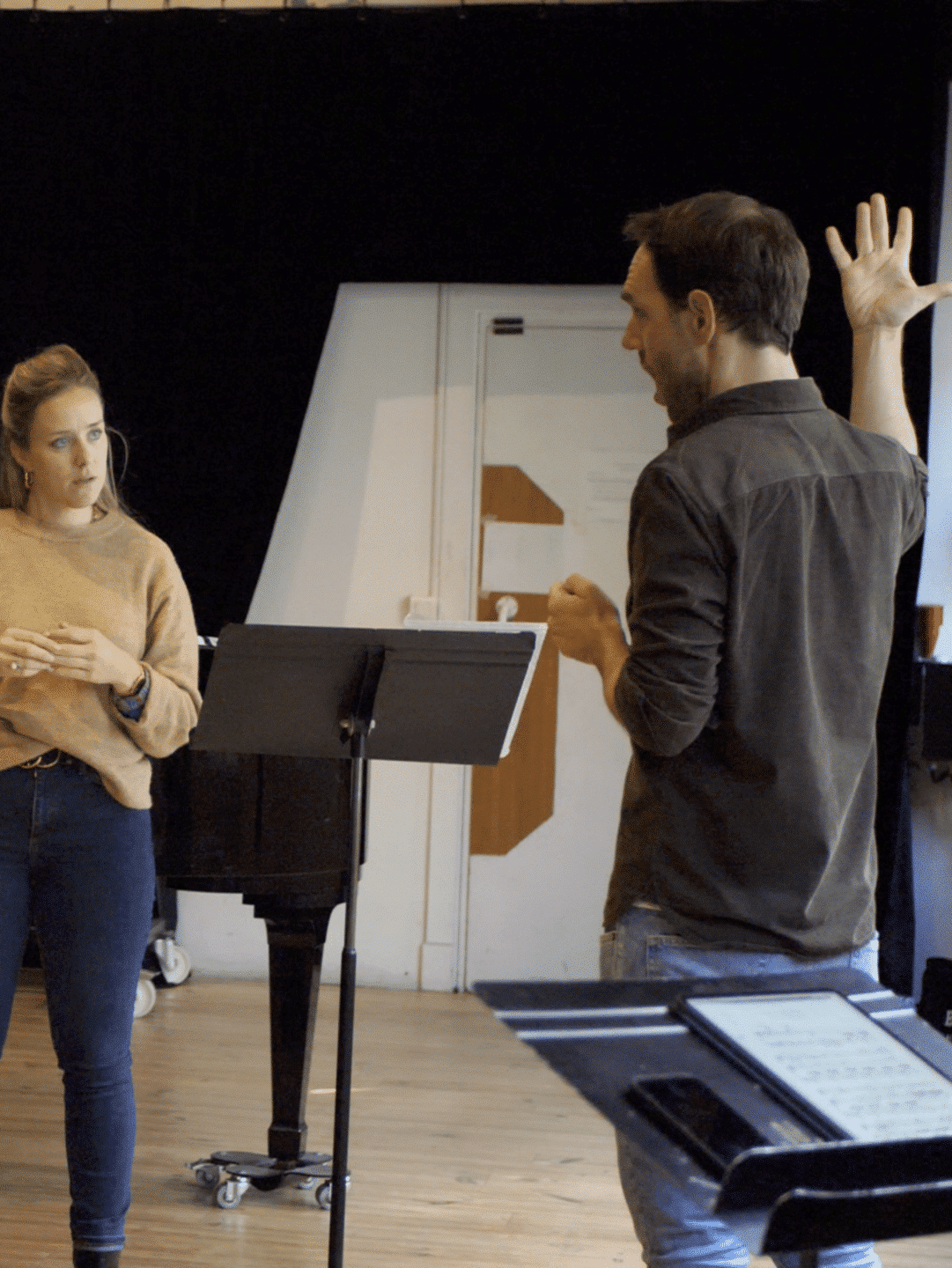 le baryton Thomas Dolié enseigne à une jeune soprano dans les studios de l'Arcal